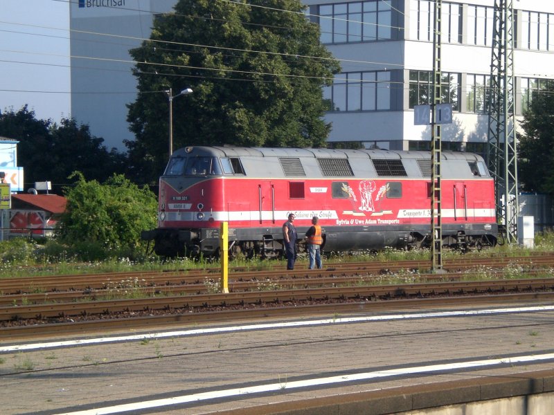 V 180 321 (ex DB 228 721) wartet im Bahnhof Bruchsal auf einen schweren Tag als Rangierlok