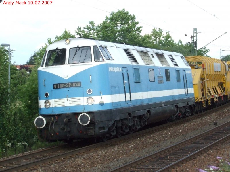 V 180 - SP 020, ex DDR Lok, die heute im Oberbaueinsatz unterwegs ist, durchfhrt Tamm (Wrtt.) am 10.07.2007