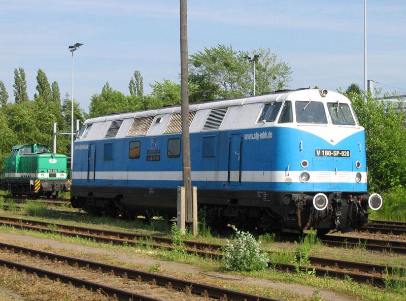 V 180-SP-020 (LKM 1966/280 003; 228 203) von SLG Spitzke Logistik in Dresden-Hafen, dahinter die ITL-Lok 106 002 (ex V60 DR) - 16.06.2005
