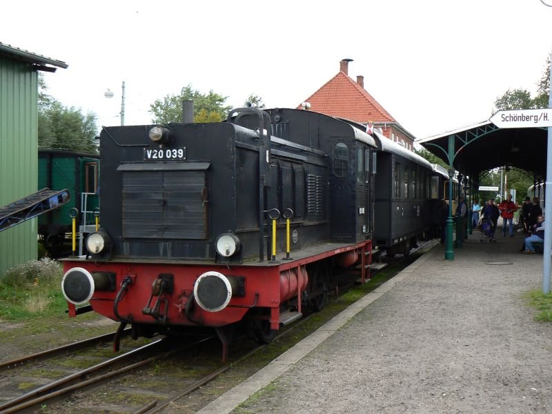 V 20 039 macht sich im Bahnhof Schnberger Strand am 02.09.2007 mit ihrem  Sonderzug  zur letzten Fahrt an diesem Tag nach Schnberg fertig.
