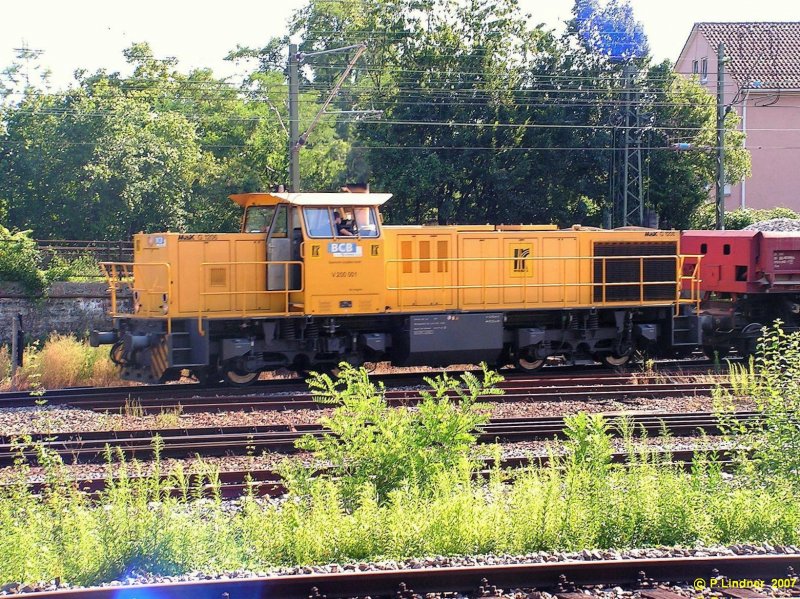 V 200 001 der Baureihe G 1206 am 14.7.07 beim rangieren mit Gleisschotter beladener Waggons im Bf Stgt-Bad Cannstatt.