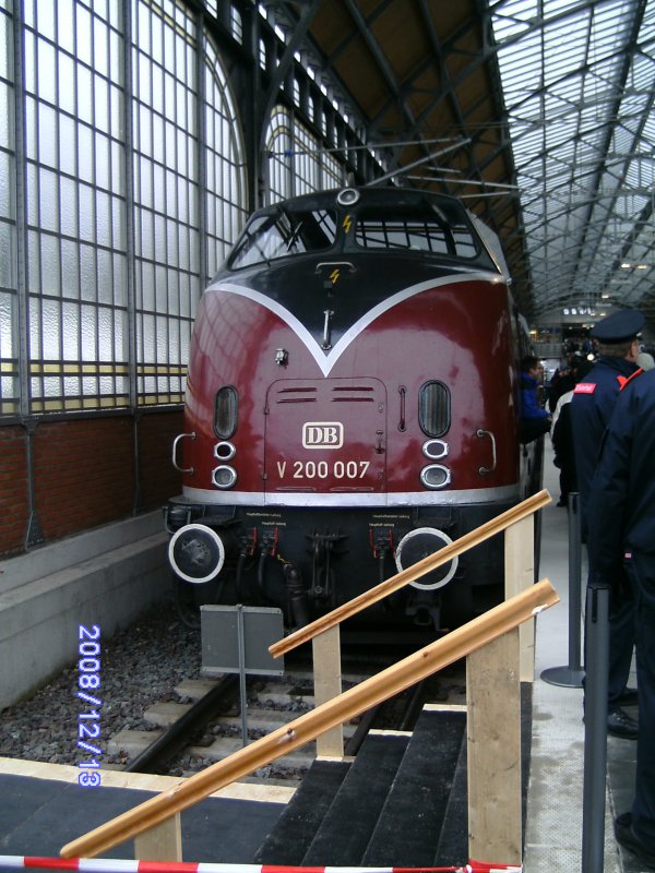 V 200 007 nochmal von einer anderen Seite in Lbeck am 13.Dezember.