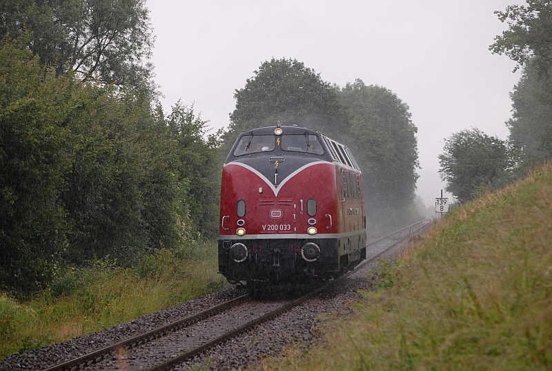 V 200 033 der Hammer Eisenbahnfreunde am 21.6.2009 kurz hinter dem ehem. Bf. Deensen/Arholzen (KBS 355).