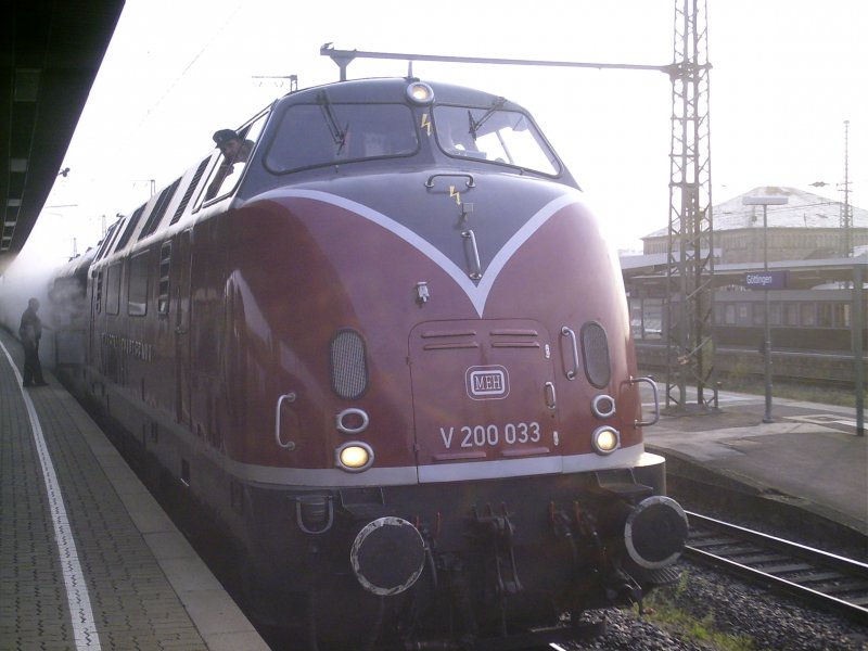 V 200 033 der MEH am Morgen des 26.04.2008 kurz von 8 Uhr mit Sonderzug beim Halt in Gttingen.