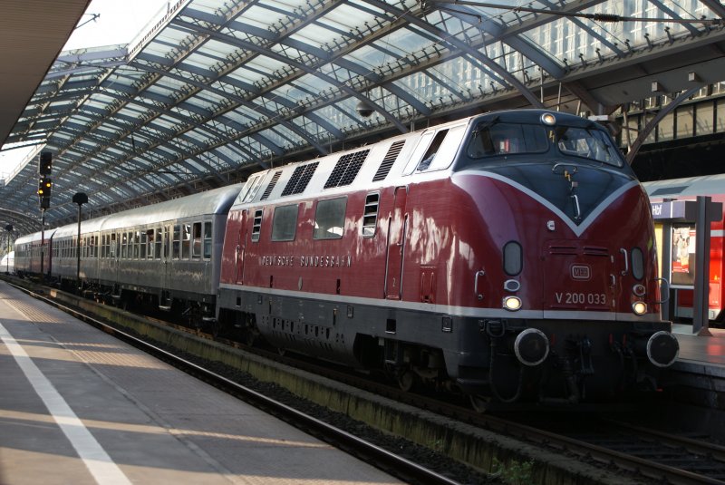 V 200 033 mit Sonderzug in Kln am 11.04.2009