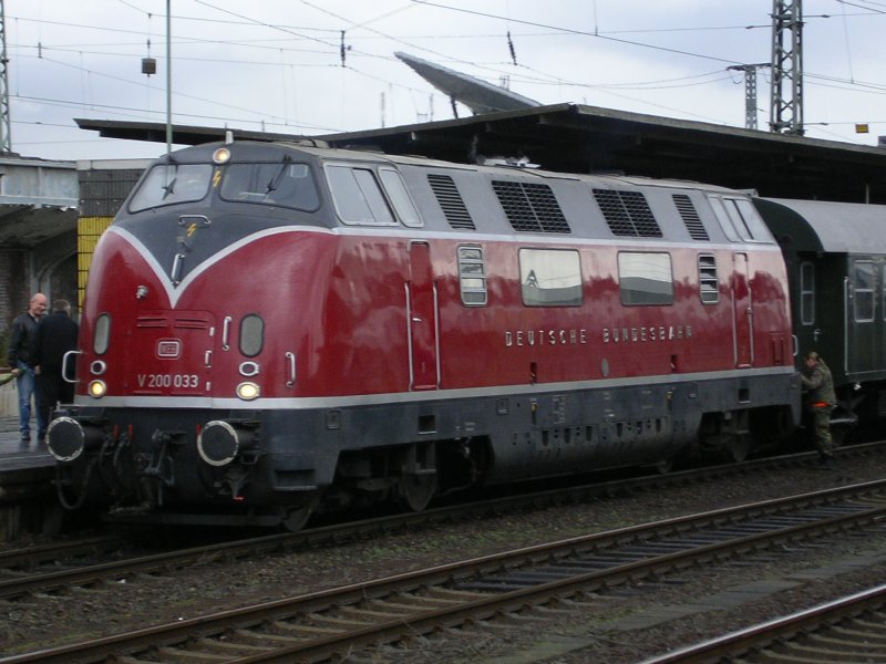 V 200 033 mit SZ aus Hamm , in Dortmund Hbf.,Gleis 26 (16.03.2008)