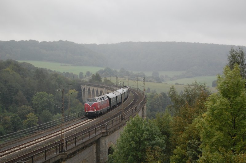 V 200 033 berquerte am 13.09.09 mit ihrem Sonderzug vom Hamm nach Holzminden den Bekeviadukt in Altenbeken.
