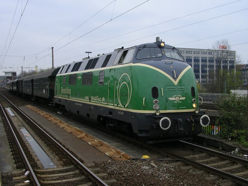 V 200 053 von BE (Brohtal Eisenbahn) mit DPE 92978 am Haken,
im Schub die V 200 116 Ausfahrt Bochum Hbf.,Gleis 7 nach Bochum Dahlhausen.(19.04.2008)