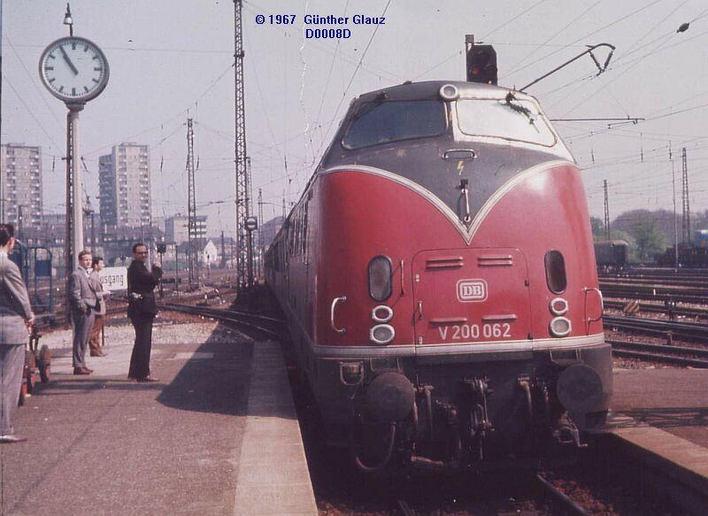 V 200 062 fhrt 1967 mit Personenzug in Stuttgart Hbf. ein.