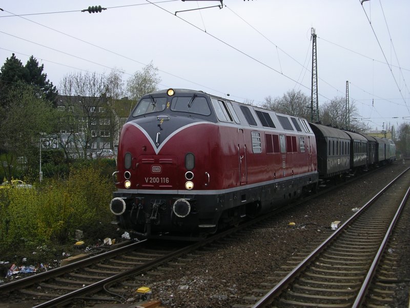 V 200 116 mit DPE 92977 , im Schub die grne V 200 053 der Brohtal Bahn , Einfahrt in Bochum Hbf.(19.04.2008)