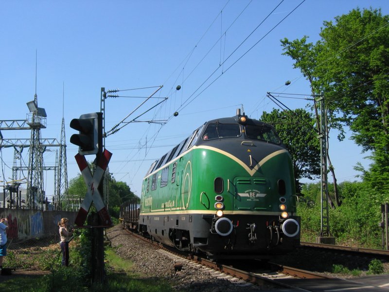 V 200 BEG 9 mit Aluexpress am 08.05.2008 am Km 28,190 in Dsseldorf