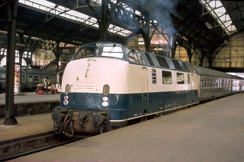 V 200 frisch angemalt im Duisburger Bahnhof am 24,7,2004