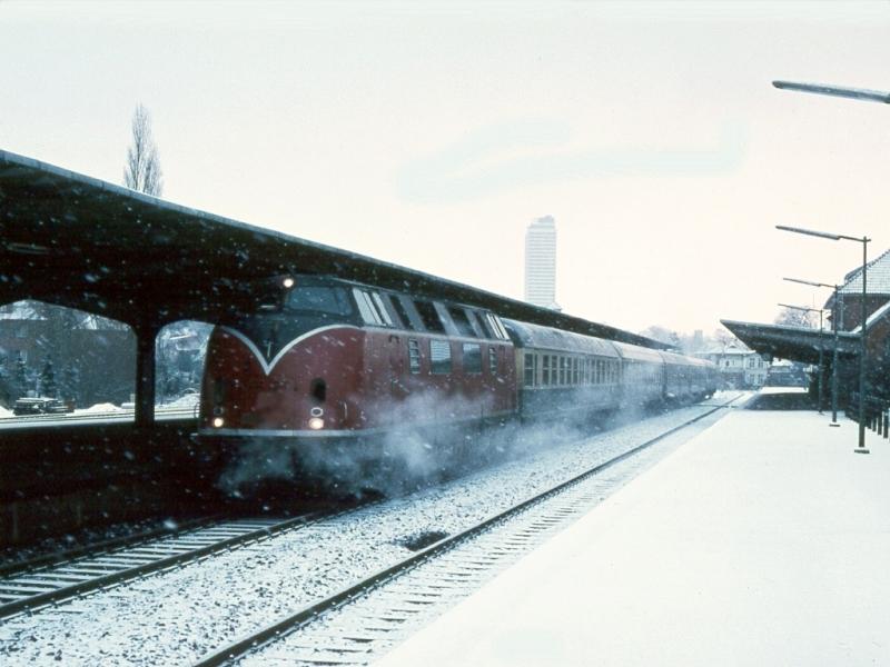 V 200 in Knnersdorf Hbf am 23,12,2003 . Dieses war die erste wieder fahrbereite V 200 . Diese Lok wurde kurzfristig von der DB AG fr einige fahrten angemietet , da die neuen Triebwagen bei der Klte nicht ansprangen . Leider hatte diese Lok etwas spter einen Motorschaden und wird zur Zeit mit neuen MAN Dieselmotoren umgerstet .
