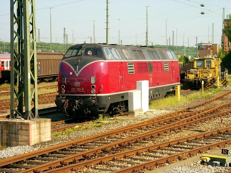 V 200 Nr.221 122-5 am 29.05 2004 aufgenommen im Bahnhof Aalen