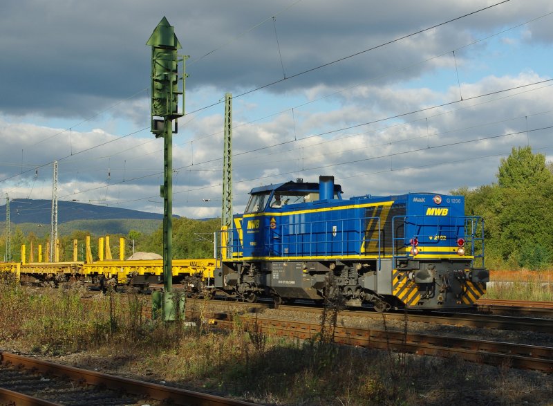 V 2102 der MWB legt einen kurzen Signalhalt auf der Hauptstrecke bei Eschwege West ein. Aufgenommen am 14.10.2009.