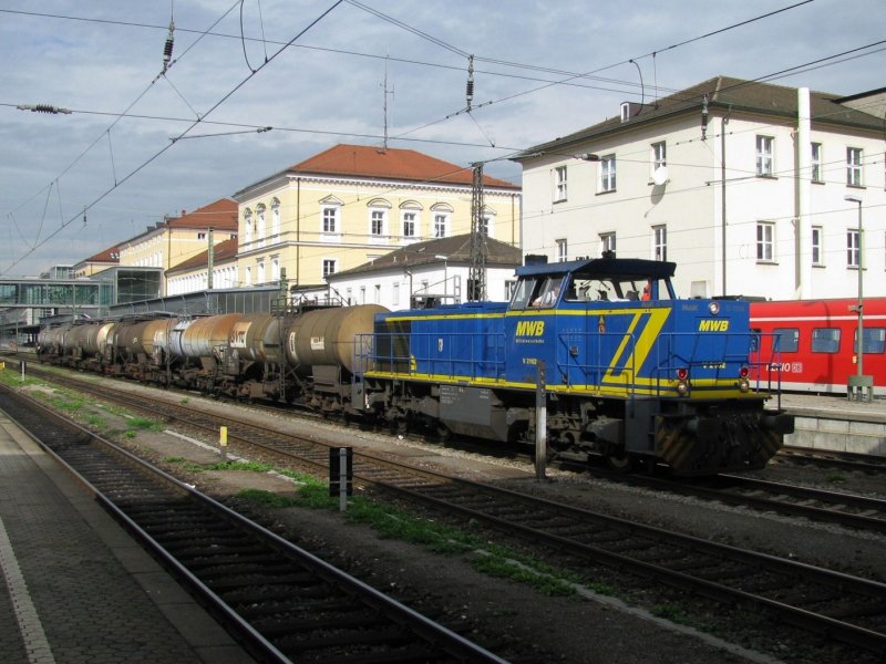 V 2102 der MWB mit Kesselwagenzug am 5.9.2008 in Regensburg.