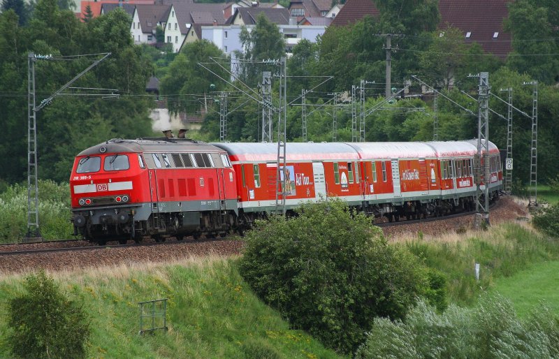 V 218 389-5 schiebt Tour de Lndle - Zug am 28.07.07 auf der 
Schwarzwaldbahn kurz vor St. Georgen. 