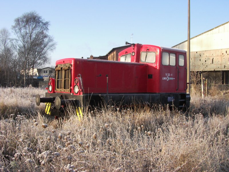V 22-1 der LWB steht am 10.12.05 in Haldenslebn. Beheimatet ist die Lok im Bw Oebisfelde. Man beachte den Ledervorhang, der trotz Frost hochgerollt war.