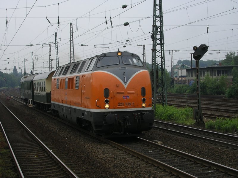 V 221 135-7 mit kurzen Personenzug in Richtung Bochum Hbf.
(31.05.2008)