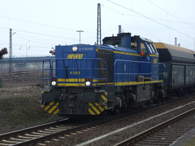 V 2305 fhrt durch Duisburg-Wedau
