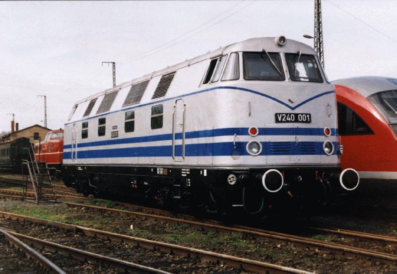 V 240 001 beim Dampflokfest in Dresden 2001.