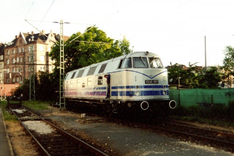 V 240 001 zum Festival der Eisenbahn im Bw N�r Hbf im Jahre 2001.