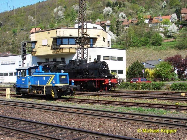 V 249 und 78 478 in Gemnden. Die Dampflok fuhr 3 mal am Tag zwischen Bad Kissingen und Gemnden mit einem Nahgterzug. Die Sonderfahrt war organisiert und hatte viele Fans.