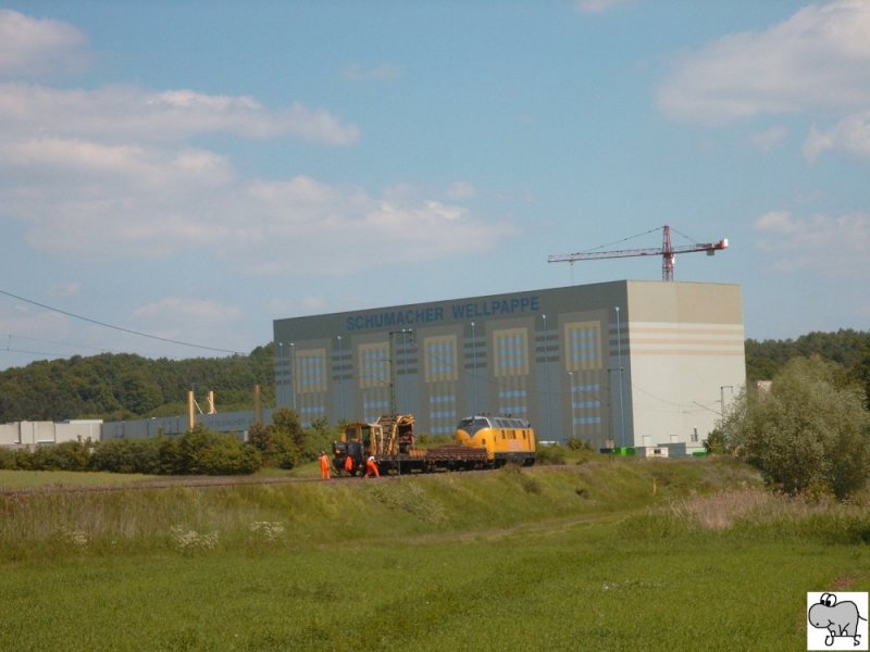 V 270.06 der Eisenbahnbweachungs GmbH mit einen kurzen Bauzug, aufgenommen am 10. Juni 2006 kurz vor Ebersdorf bei Coburg.