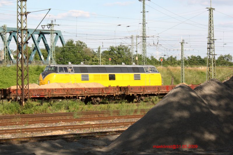 V 270.06, EX-DB 221 106-8, am 31.05.2009 Bf Wiesbaden-Ost vor einem Bauzug. Die Lok wurde 1962 gebaut und 1987 ausgemustert. Nach Generalberholung am 21.10.2004 wieder in Dienst gestellt (Arriva Werke Nord GmbH) z.Zt. von der EBW GmbH angemietet, allerdings ohne Logos.
