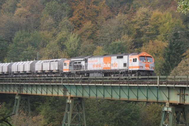V 330.2 berquert das Krocksteinviadukt in Neuwerk; 08.10.2007