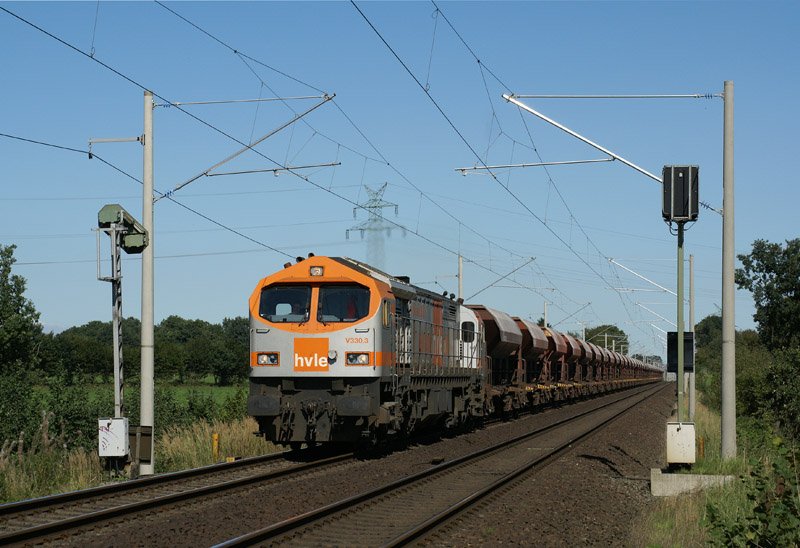 V 330.3 der HVLE mit ihrem Gterzug aus Wahlstedt am 30.08.2008 nrdlich von Bargteheide.