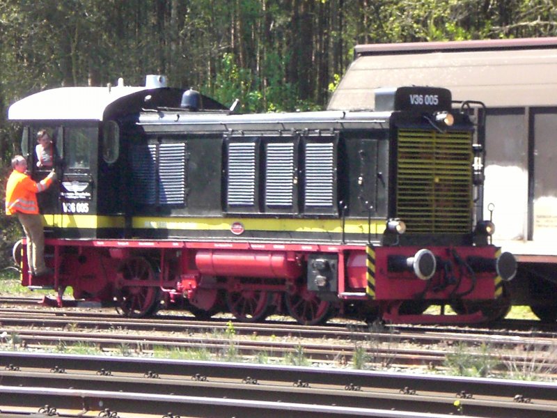V 36 005 am 06.05.2008 bei Rangierarbeiten im Bf. Eystrup.