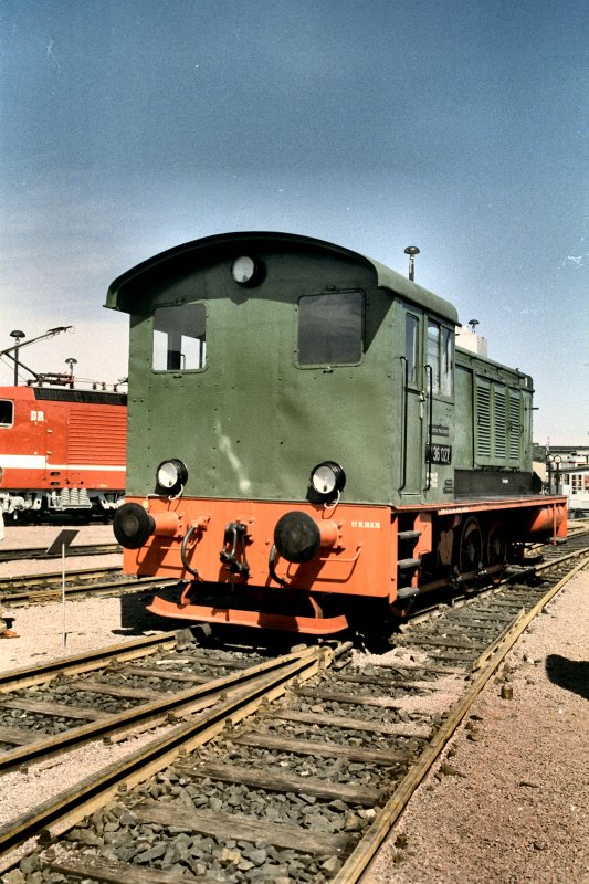 V 36 bei einer Fahrzeugausstellung in Magdeburg, um 1988 (ORWO-Foto)
