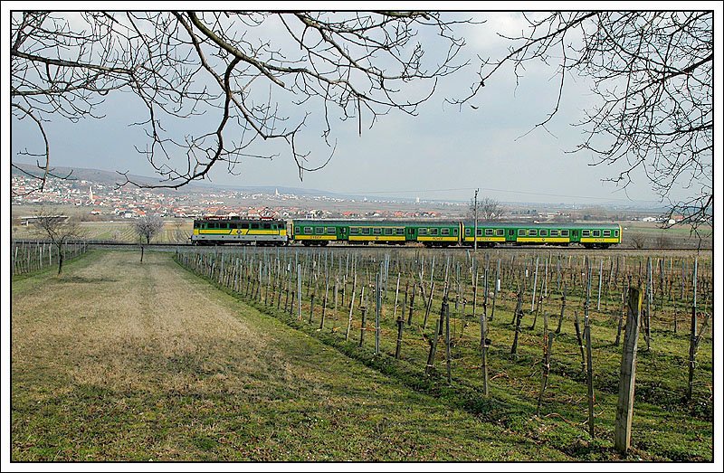 V 43 335 der GySEV mit dem ER 9947 „Therme Bk“ (Szombathely ber Ebenfurth nach Wien) aufgenommen am 10.3.2007 zwischen Wulkaprodersdorf und Mllendorf. Diese Lok wird den Zug nur bis Ebenfurth bespannen. Von Ebenfurth nach Wien wird dieser Zug in der Regel von einer BB 1X16 bespannt.