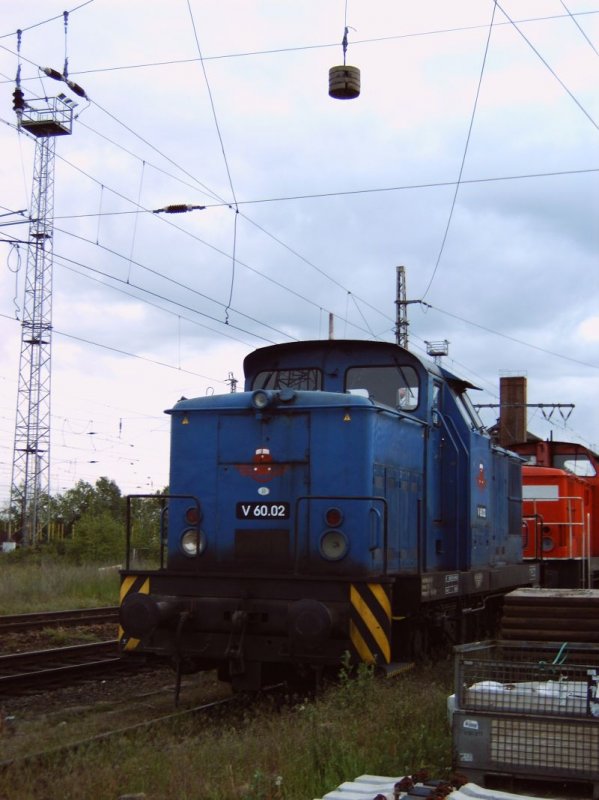V 60.02 der PE Cargo (dahinter 345 119-2) abgestellt am 26.05.2006, in H�he der Lokleitung, in Bad Kleinen.