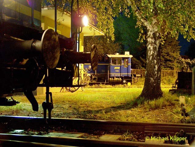 V 661 und V 242 an einem Lauen Sommerabend in Hanau. Hatte langeweile im Hotel so habe ich mich einfach dort an meinem Arbeitsplatz begeben und einfach mal diese Aufnahmen gemacht. Wenn man auf das Sataliten - Bild Schaut erkennt man beide Loks... Mt ihr ein wenig Scrollen und vergrern. Richtung Norden.