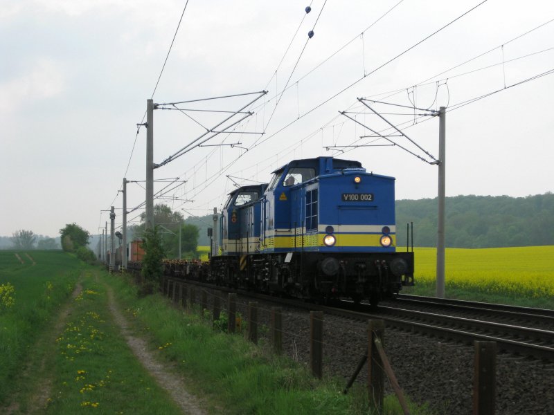 V100-002 und V100-001 der NRS ziehen am 29.04.09 einen Containerzug von Hamburg-Waltershof nach Lbeck-Siems. Aufgenommen kurz vor Reinfeld (Holst.).