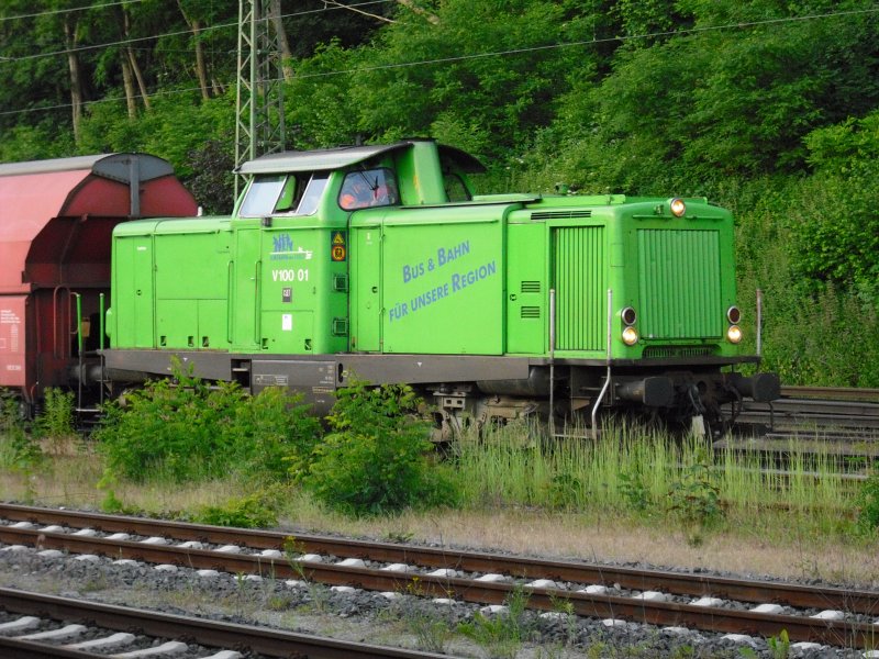 V100 - 01 in Kreiensen auf dem Abstellgleis mit einem unbekannten Zug der warscheinlich Getreide geladen hat. Datum: 20.06.09, morgens