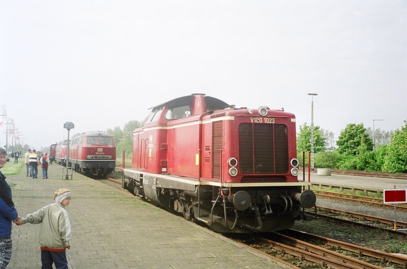 V100 1023 zum 40 jhrigem Jubilum der Vogelfluglinie in Puttgarden. 24.05.2003 Scan vom Negativ

