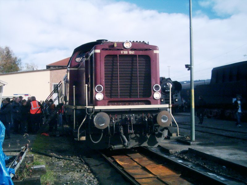 V100-1041 der NESA, mit Ihr konnten beim beim Jubilum 35 Jahre EFZ am 1.11.08 und 2.11.08 Fhrerstandsmitfahrten im Bahnfhofsbereich Rottweil gemacht werden - BILD 1