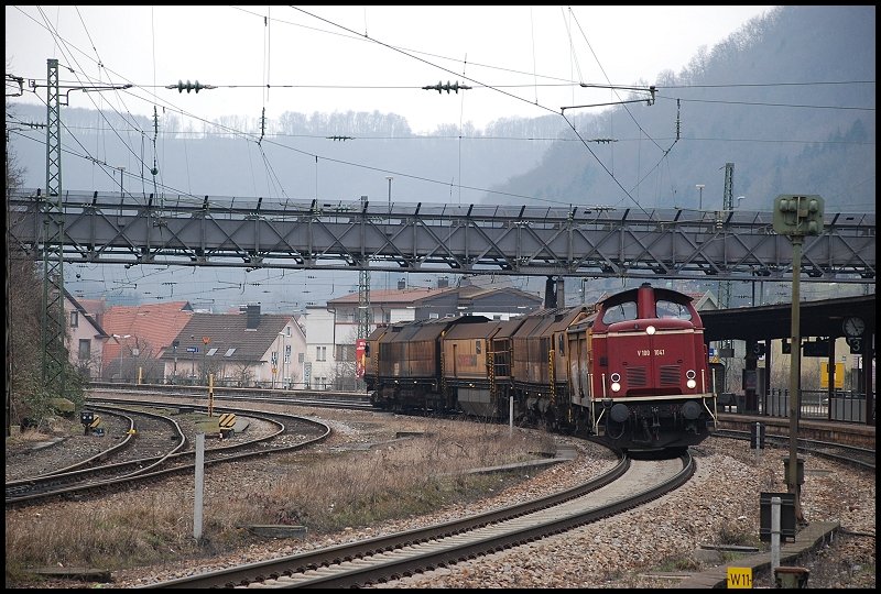 V100 1041 zieht eine Schleifmaschiene durch den Bahnhof Gesilingen/Steige. Aufgenommen am 08.03.08.