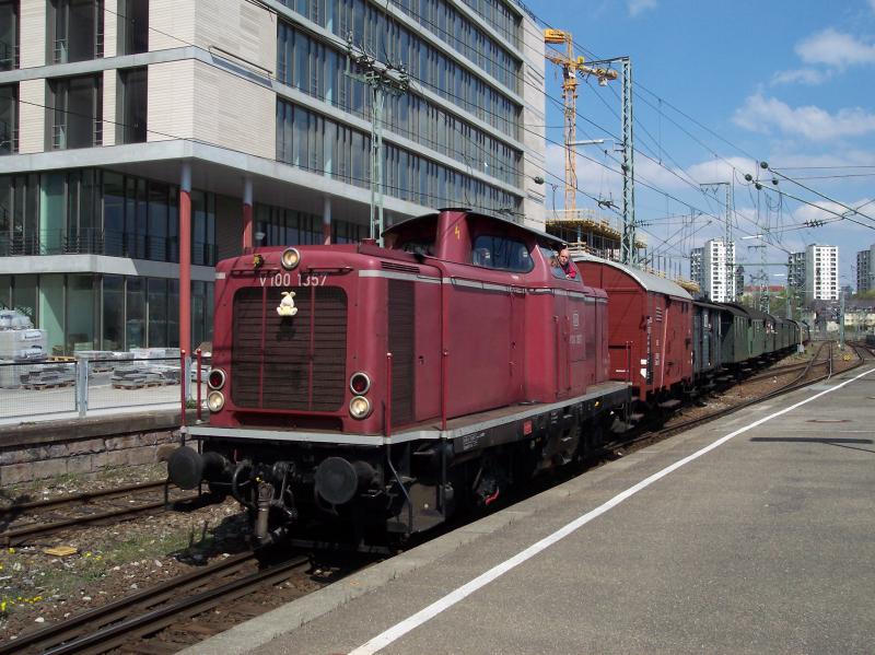 V100 1357 der GES erreicht mit ihrem Sonderzug den Stuttgarter Hauptbahnhof. Am Zugende hngt 50 3636 und wird den Zug gleich mit Volldampf in Richtung Bad Cannstadt aus dem Bahnhof ziehen.