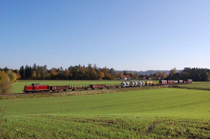 V100 2084 mit Gterzug bei Garching am 18.10.2008