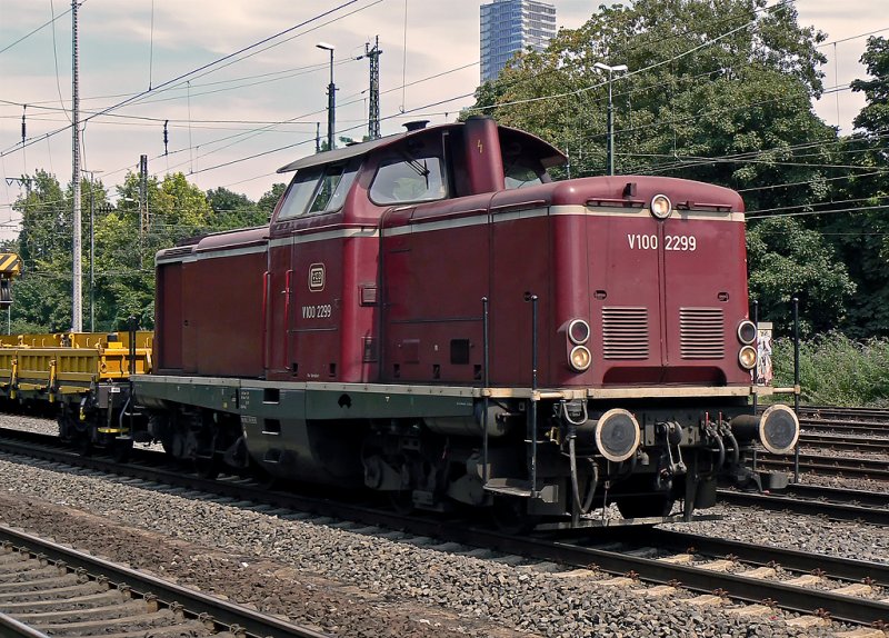 V100 2299 der VEB mit einem Bauzug in Kln West am 6.8.09