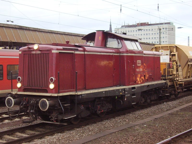 V100 2299 der VEB(Vulkan Eifel Bahn)steht mit einem Gleisbauzug im Bahnhof von Koblenz 