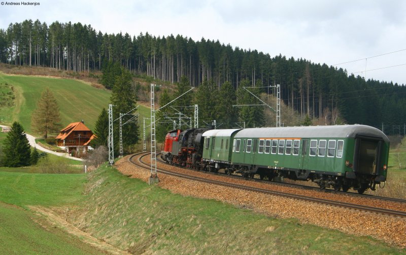 V100 2335 der Nesa mit der defekten 50 2740 der UEF und zwei Personenwagen im Schlepp am km 70,0 17.4.09 