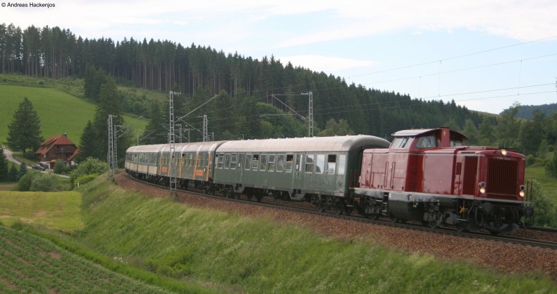 V100 2335 der Nesa mit ihrem Sonderzug nach St.Georgen(Schwarzw) am km 70,0 19.6.08