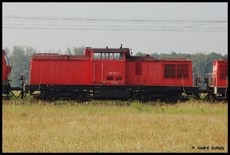 (V100 ex DR), 298 330-2, DB, 2006-06-20, als Teil eines Lokzuges bei Ahrensdorf