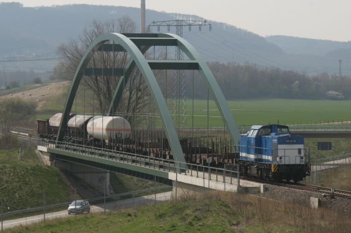 V100-SP-009 zieht einen kurzen Gterzug von Blankenburg/Harz Hbf kommend ber die B6n; 17.04.2008