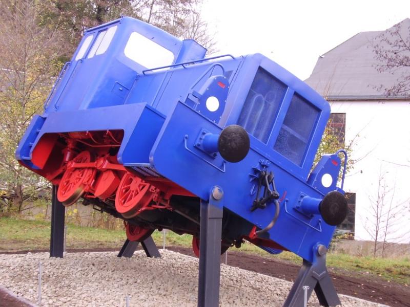 V10B des Waschger�tewerks Schwarzenberg vorm Schwarzenberger Schlossbergtunnel. Jetzt hat das aufgest�nderte Maschinchen endlich Farbe erhalten, zwar verdammt grelle, aber wenigstens nicht mehr Rostschutzbraun. 15.11.05